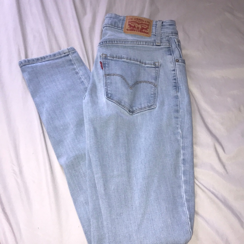 LIGHT WASHED LEVI JEANS